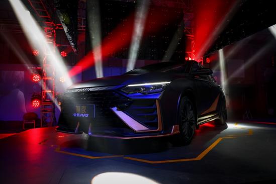 中国首款量产机甲战车，暗夜·奕炫MAX新车燃爆登场，12.98万起售