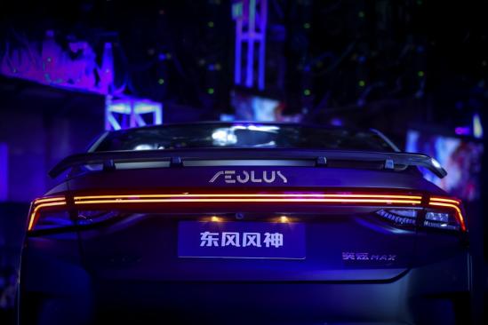中国首款量产机甲战车，暗夜·奕炫MAX新车燃爆登场，12.98万起售