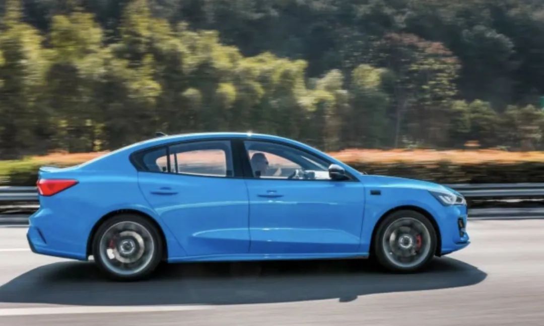 换装1.5T四缸发动机,福特新款福克斯亮相