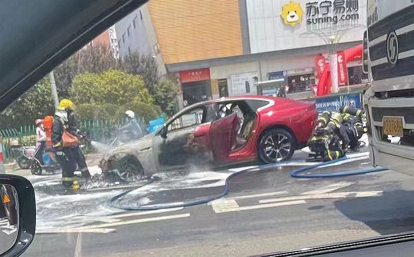 小鹏P7当街起火 疑因底盘受到异物撞击 