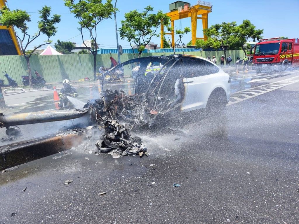 林志颖驾驶Model X遭遇车祸 特斯拉：起火原因暂不清楚