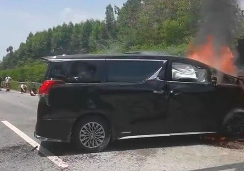 又是丰田！卡罗拉双擎事故后无法打开车门