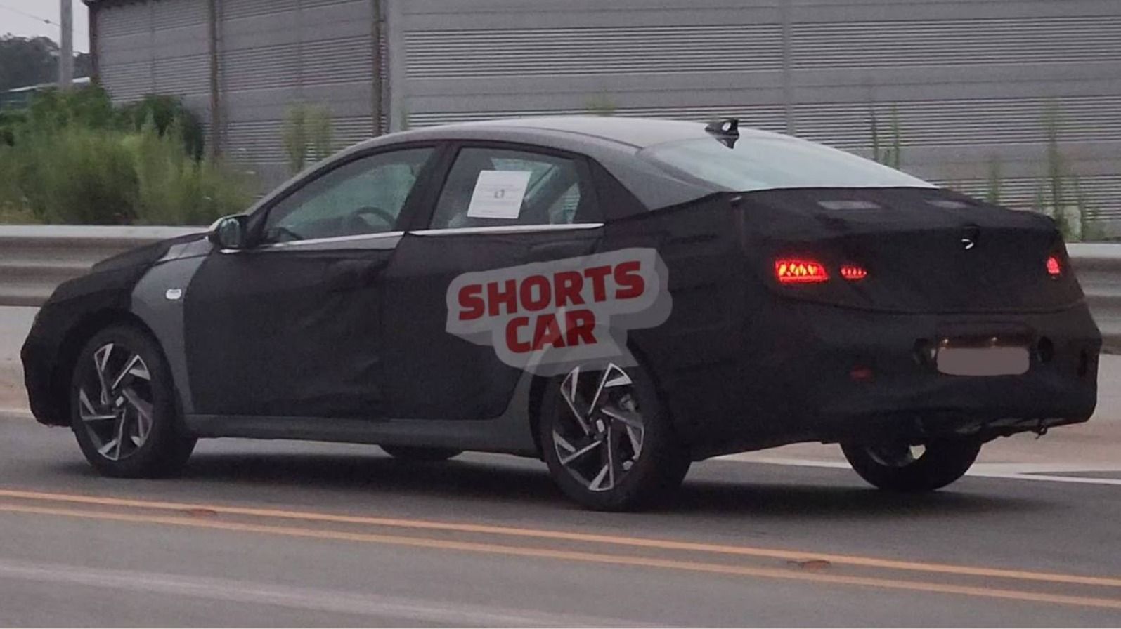 外观或进行升级 新款现代伊兰特路试谍照曝光 