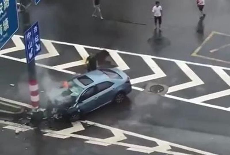 又是丰田！卡罗拉双擎事故后无法打开车门