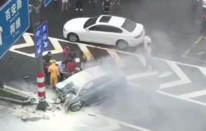 又是丰田！卡罗拉双擎事故后无法打开车门