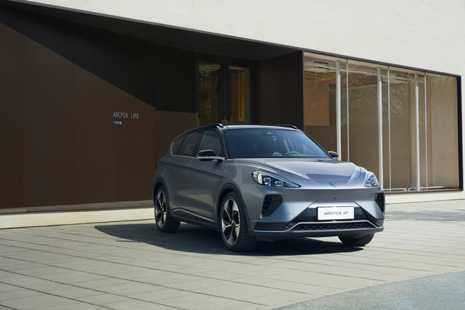 极狐“ST兄弟”焕新上市 高端纯电21.88万起售