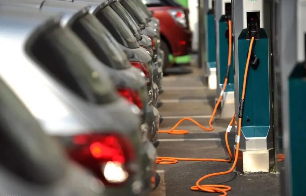 國家發改委：進一步完善新能源汽車政策體系