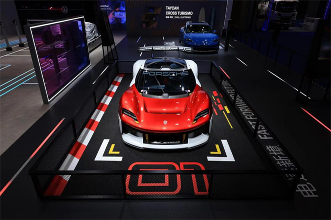 进博会常客大众天团亮相，“数智·绿享·化新境”深入人心