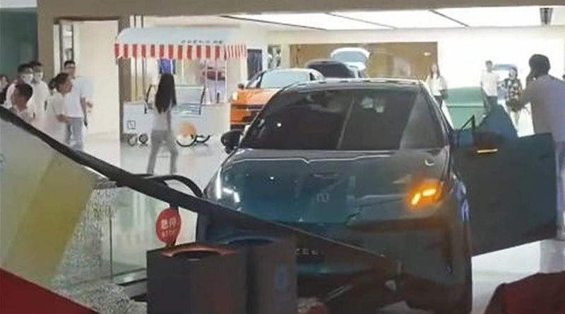 男童开动店内展车撞上扶梯，极氪回应：将加强员工培训