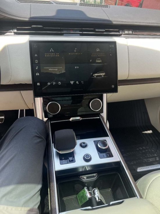 23款路虎揽胜行政4.4T汽油长轴7座售价 