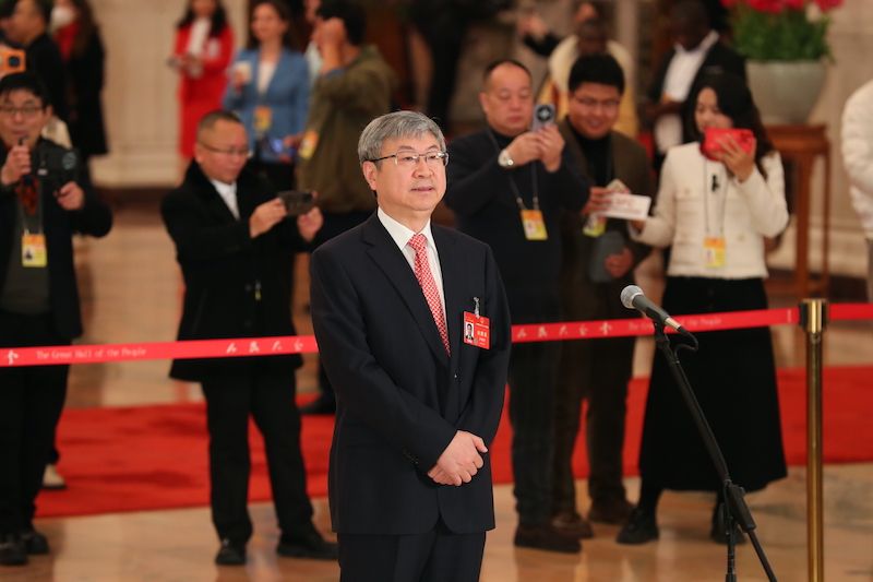 尹同跃亮相2024全国两会首场“代表通道”：让全球用户喜爱中国车