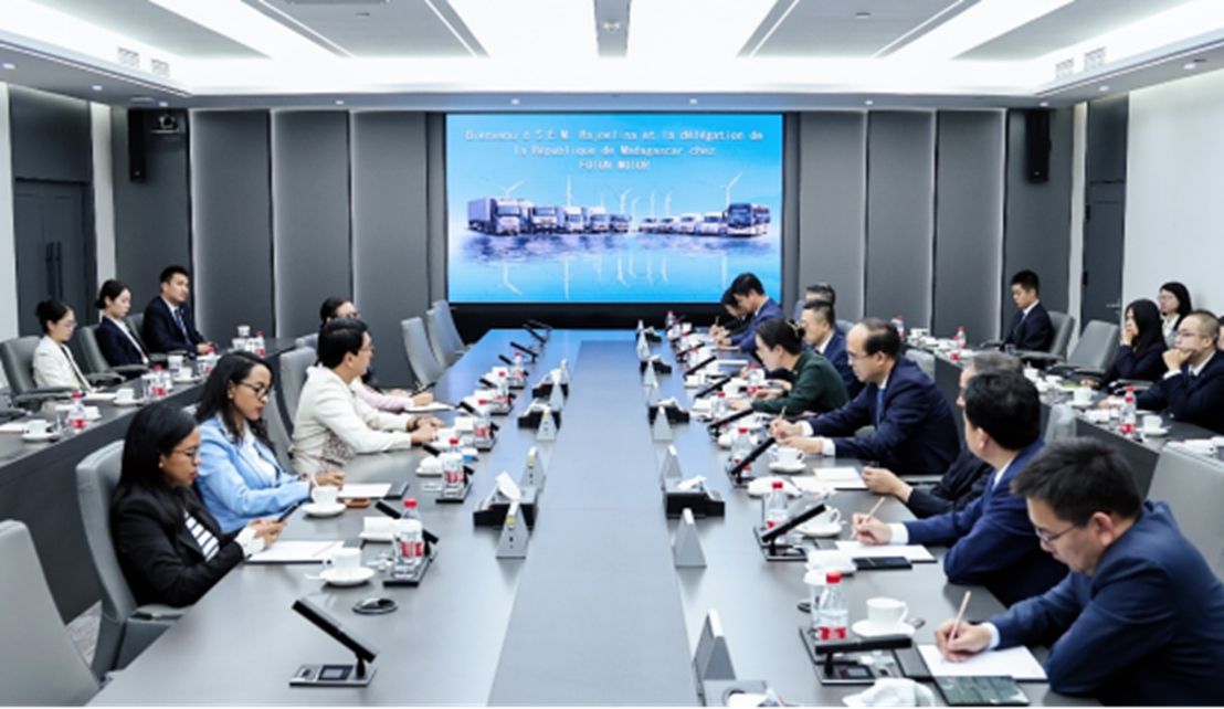 马达加斯加总统拉乔利纳一行参观福田汽车