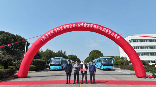 银翼裂风 光轨织梦！苏州金龙连续15年护航上海F1顶级赛事