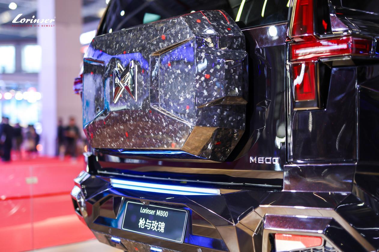 上海车展上演锋芒与浪漫的极致较量!罗伦士M800枪与玫瑰惊艳全场