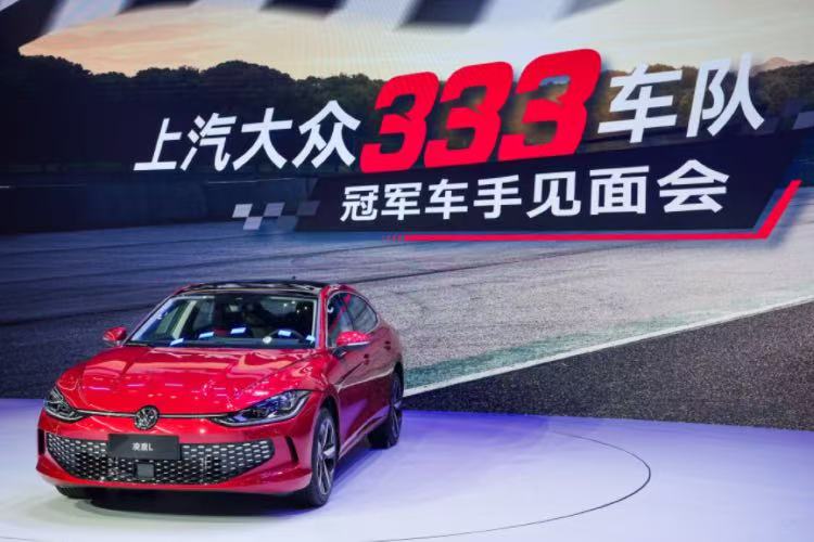 冠军车手携凌渡L赛车 现身2025上海车展