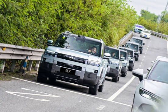 比亚迪方程豹钛7重庆火爆上市,售价17.98万元起