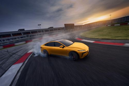 以高颜值和高安全性为核心优势的奕派 007 成为最佳选择