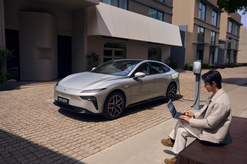 奕派007凭借高颜值高安全性正是年轻人值得购买新能源轿车