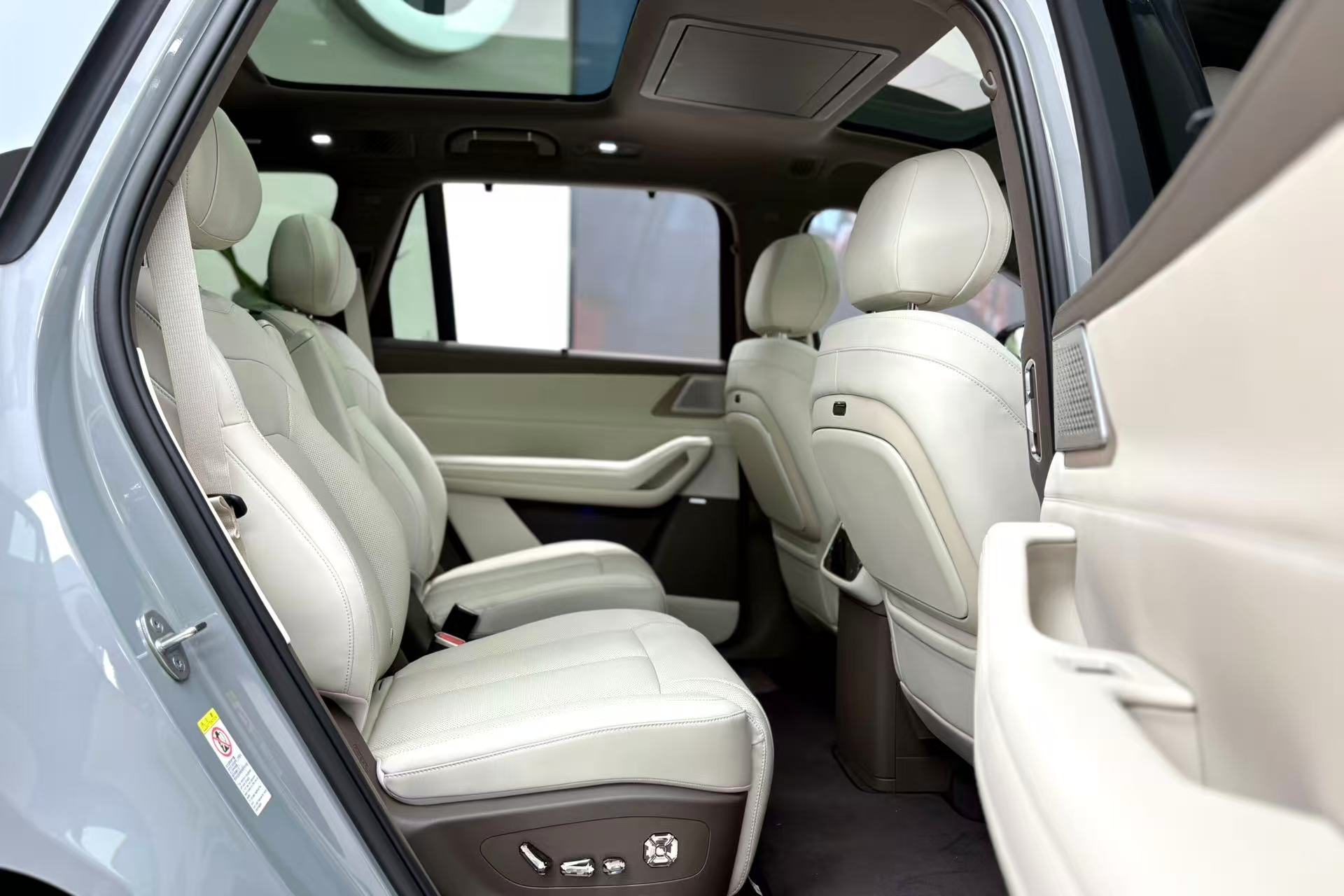 大六座安全豪华 SUV 腾势N8L厦门欧龙上市会