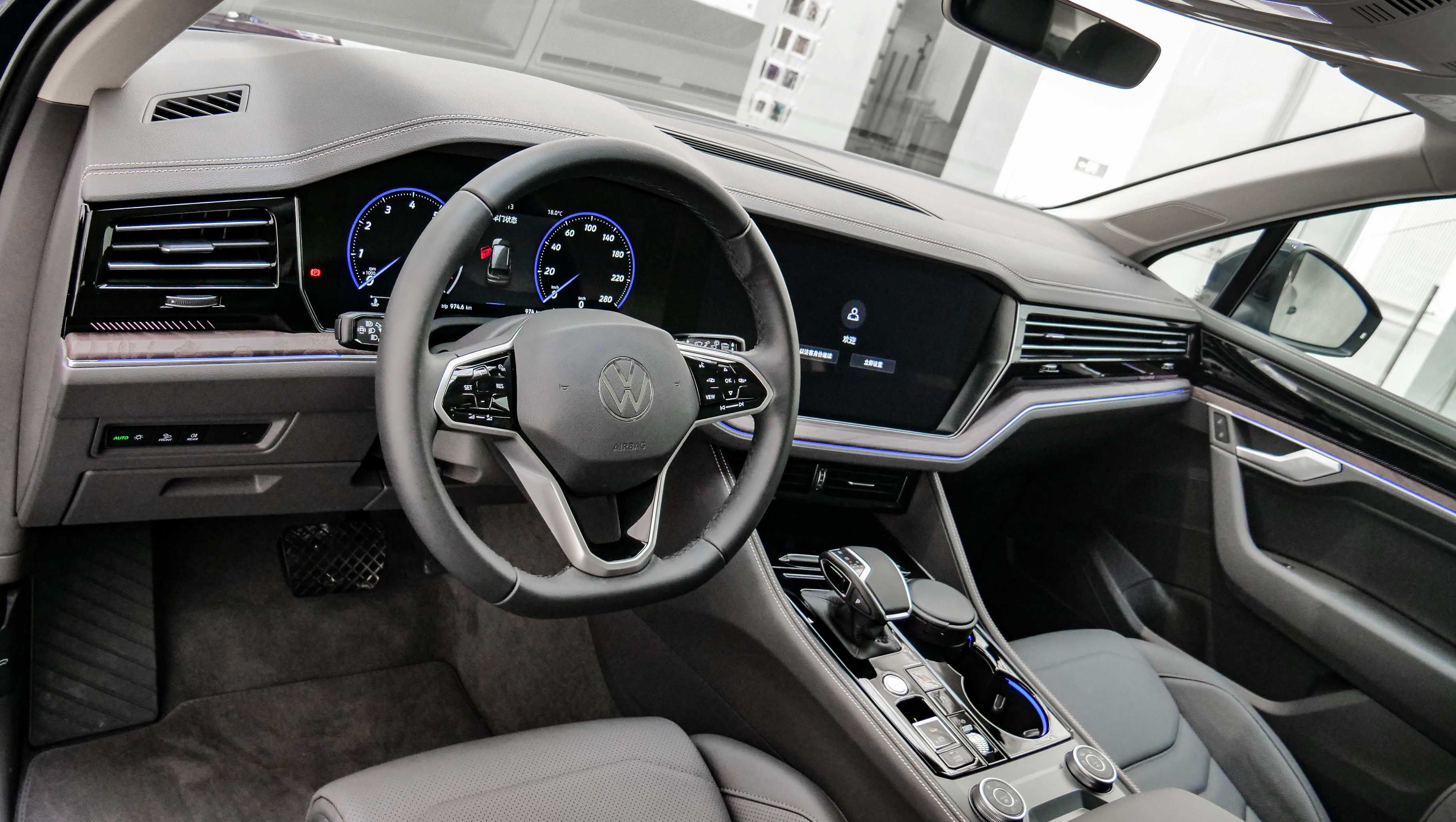 不论年华，它依旧是中大型SUV标杆，试驾大众新途锐