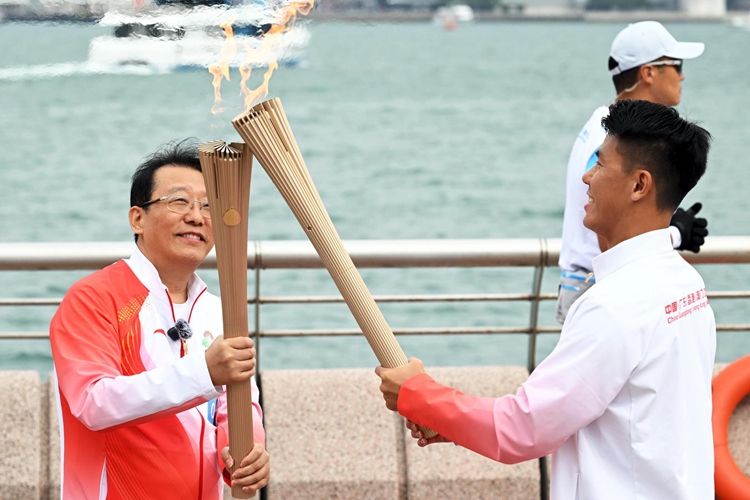 十五运会火炬传递开跑 广汽集团董事长冯兴亚担任火炬手