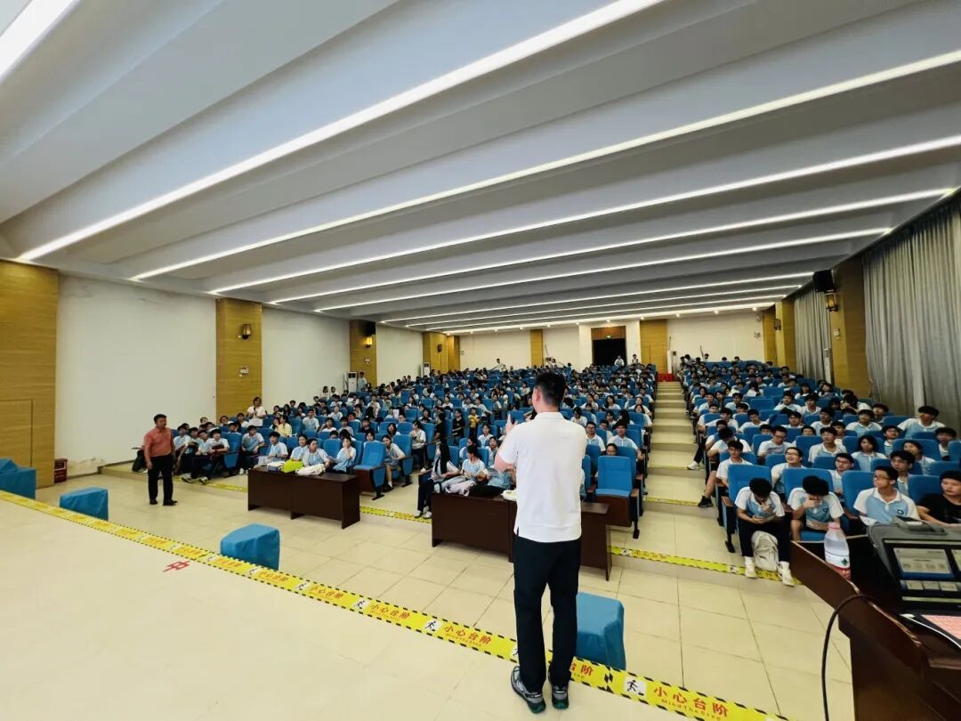 全飞耀中华公益摘镜科普进校园明康眼科助学子奔赴“睛”彩未来