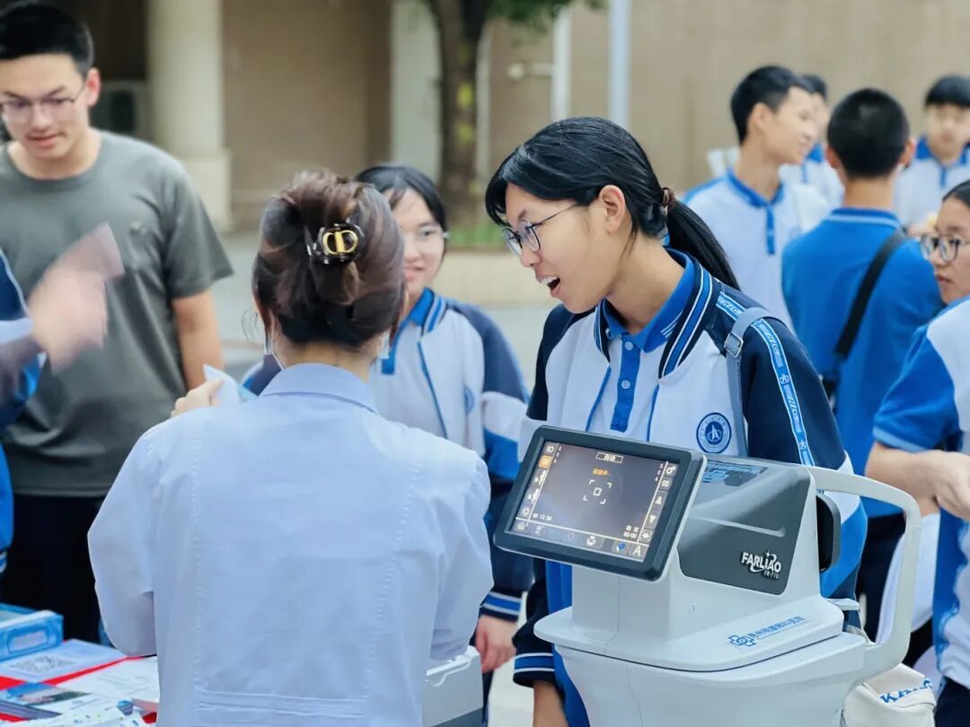 全飞耀中华公益摘镜科普进校园明康眼科助学子奔赴“睛”彩未来