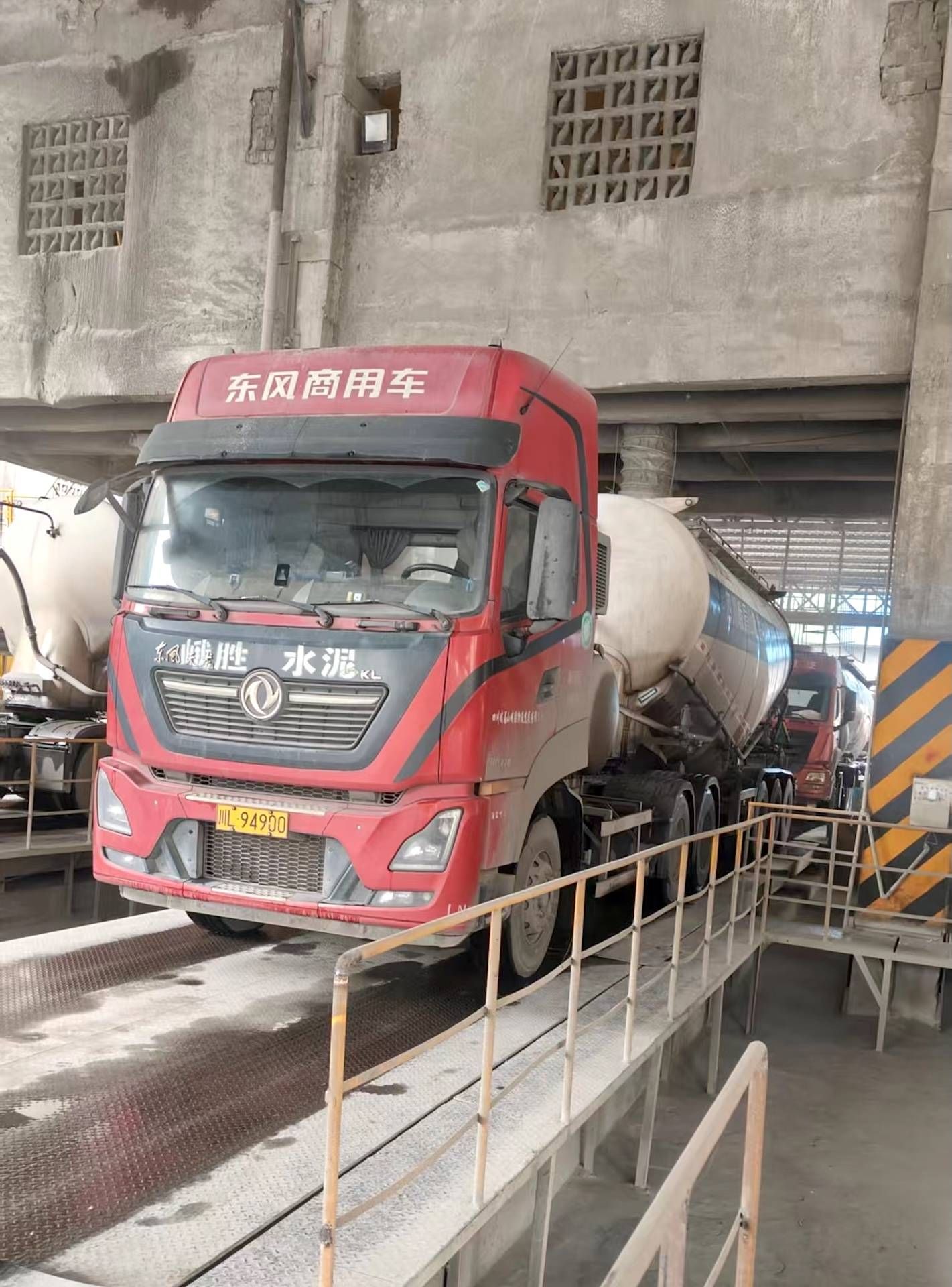 峨胜物流解锁新运力东风天龙新能源助力乐山水泥运输成本直降75%