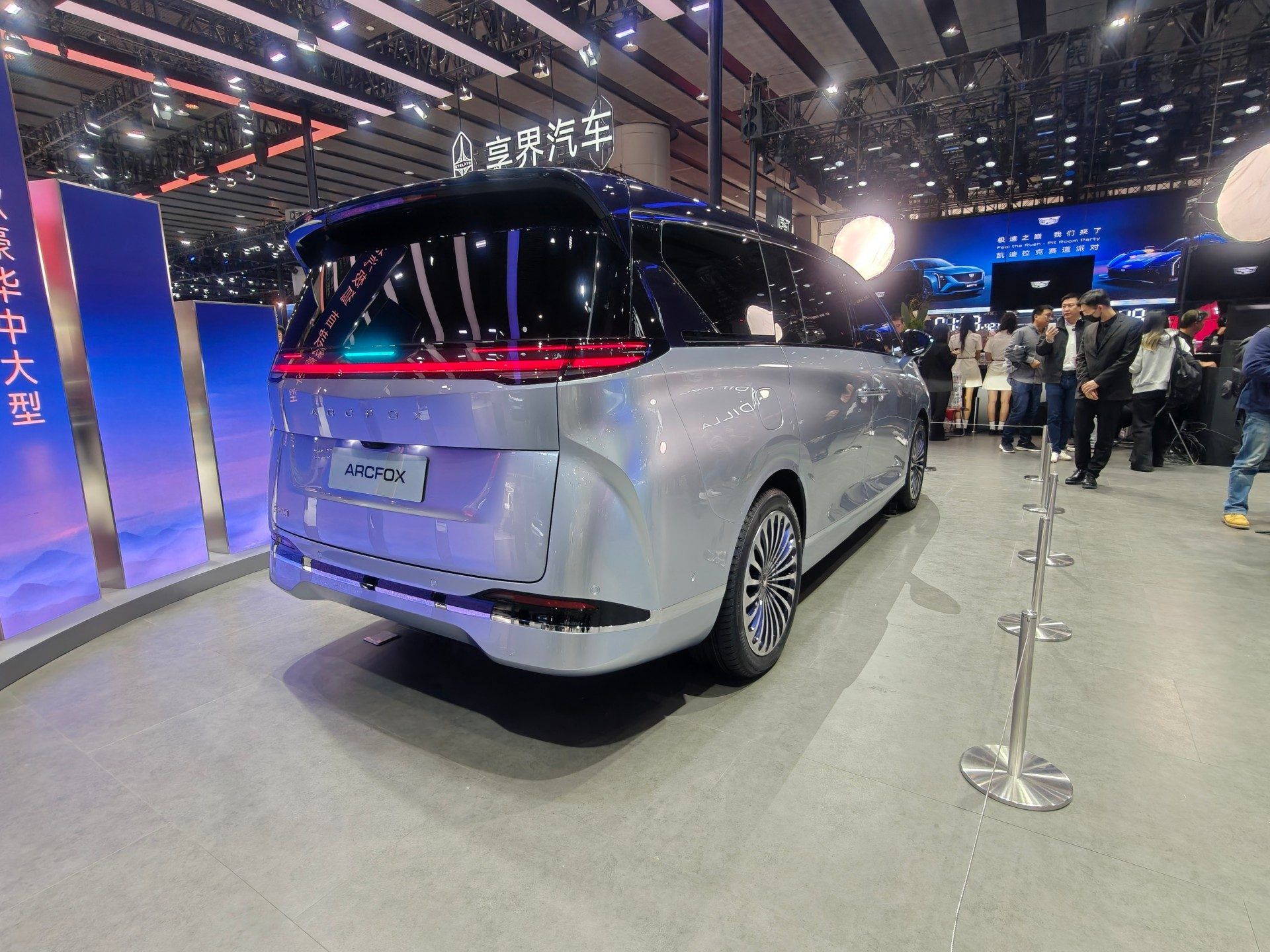 2025廣州車展：極狐首款豪華中大型MPV正式亮相