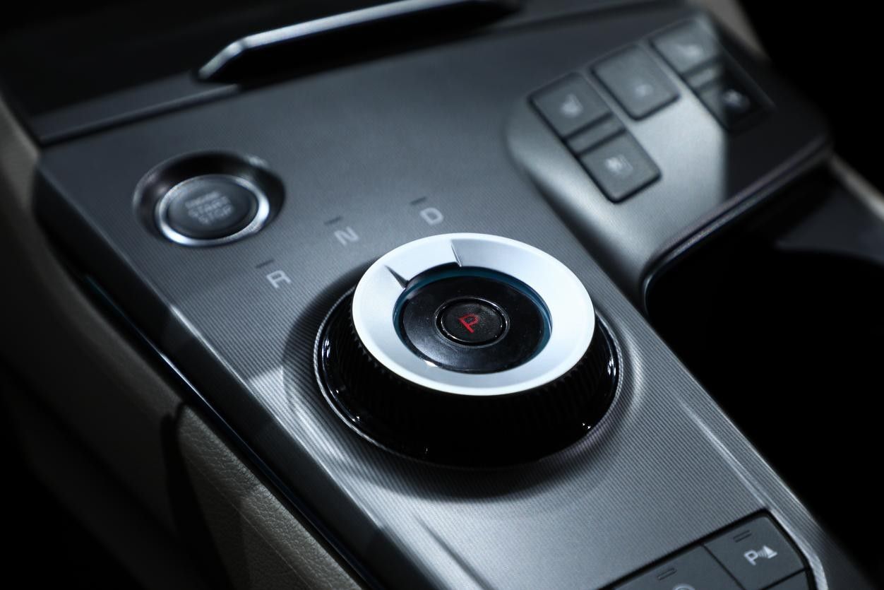 李娜代言新狮铂拓界 起亚携全明星车型闪耀广州车展