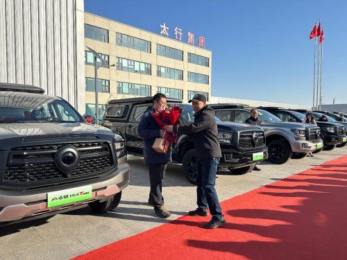 享乘用车同等路权、报废、年检政策 山海炮Hi4-T旅居车集中交付