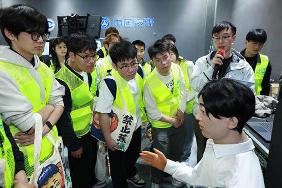 校企协同育新人 汽车指数技术开放日点燃青年科技梦