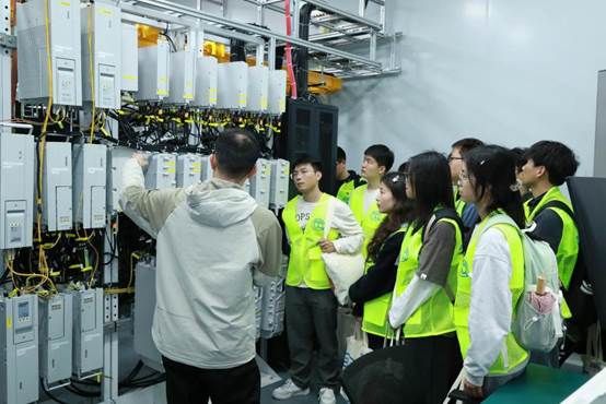 校企协同育新人 汽车指数技术开放日点燃青年科技梦