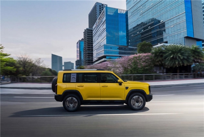 晶钻黄首曝!哈弗猛龙PLUS用一道光,重新定义“棱角美学”