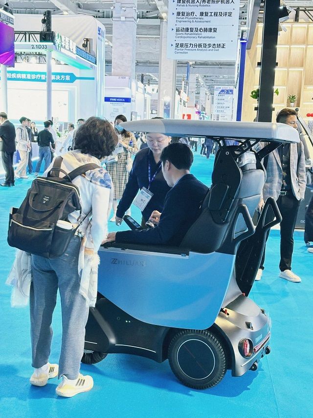 能智驾的助行车,智銮智能助行机器人重塑出行想象