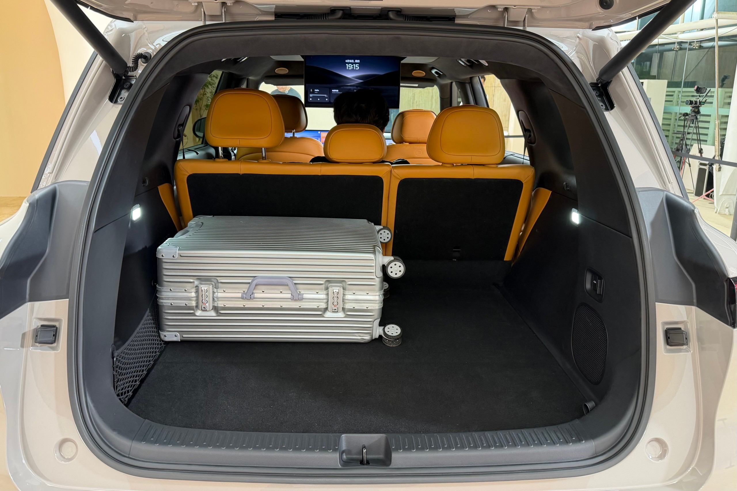 智己LS8正式上市，售价24.98万-29.98万元