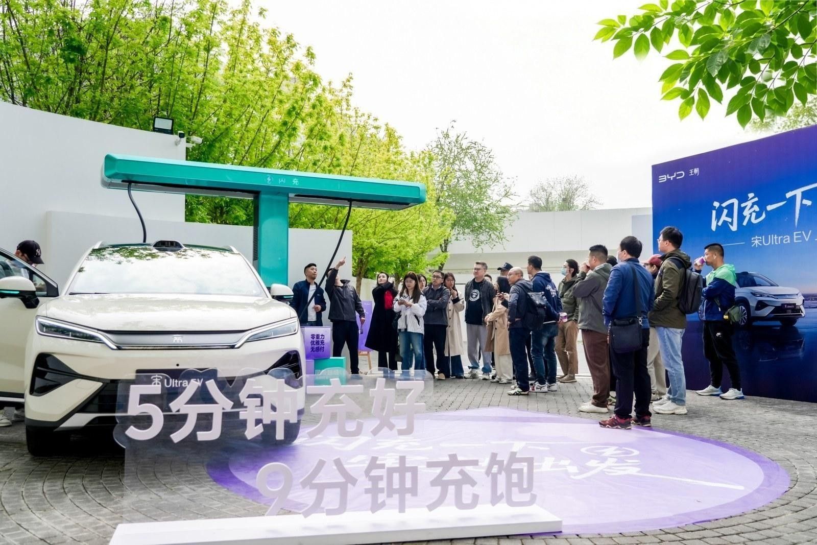 9 分钟闪充 + 710km 续航！比亚迪宋 Ultra EV北京上市震撼全场