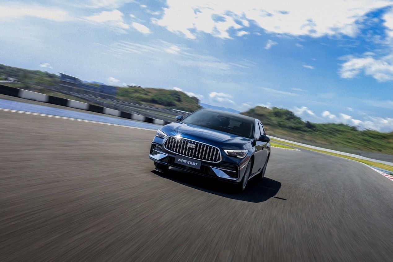 吉利银河星耀7预售价11.28万起，馈电油耗2L级