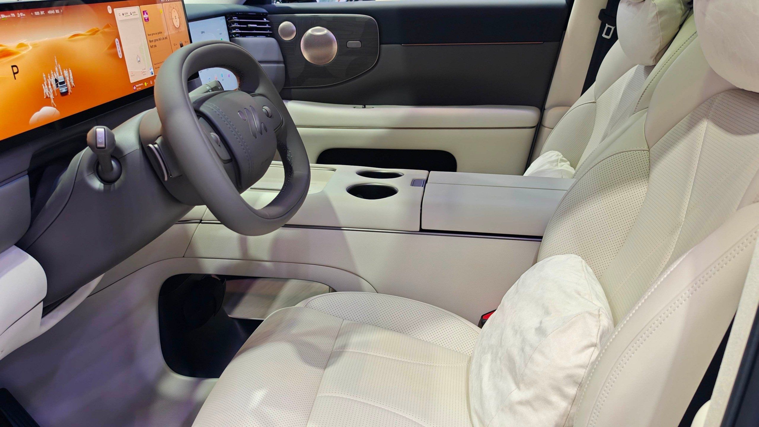 2026北京车展：智己LS8亮相，上市售24.98万起