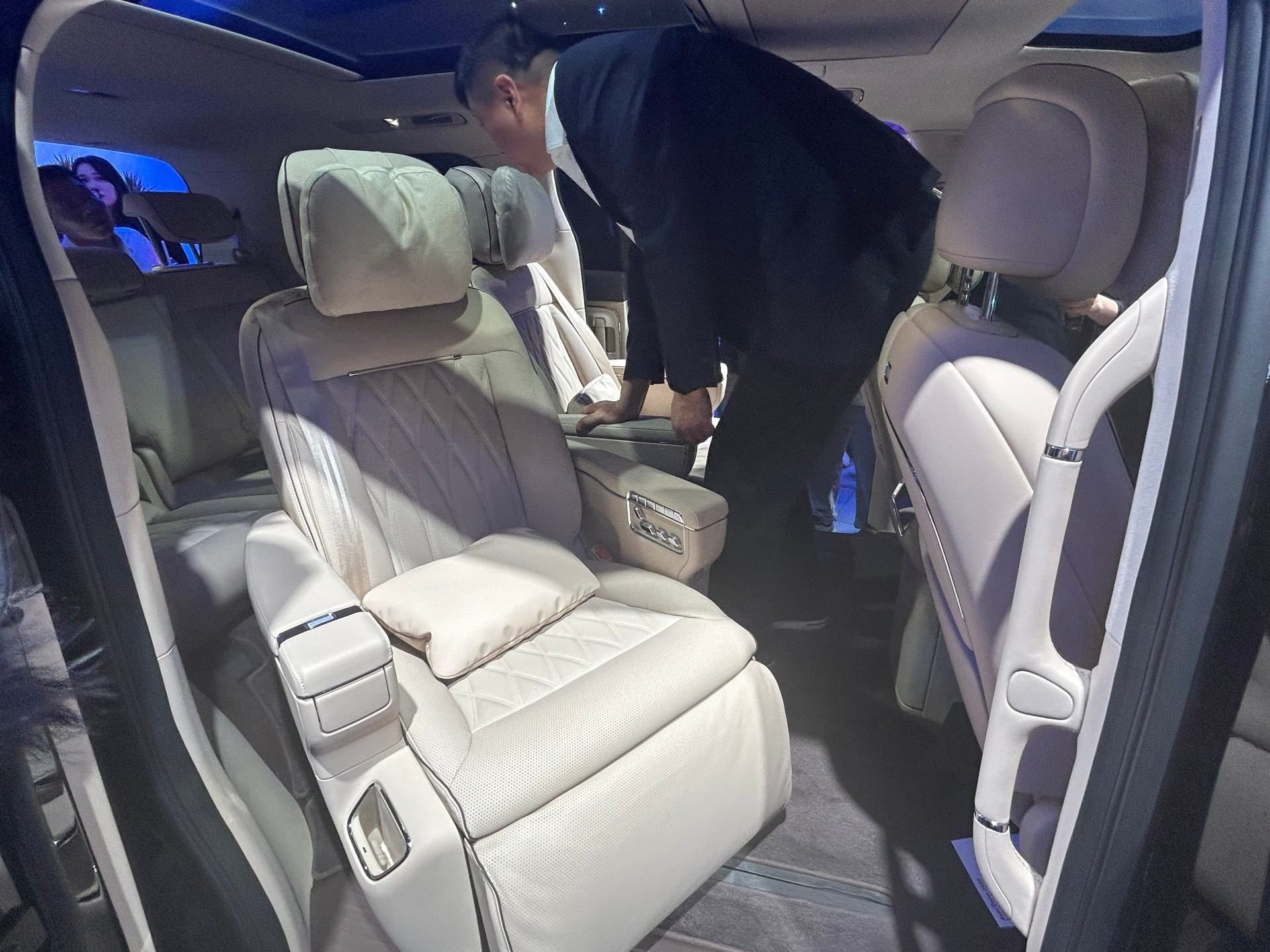 2026北京车展：智界V9亮相，鸿蒙智行旗下首款MPV