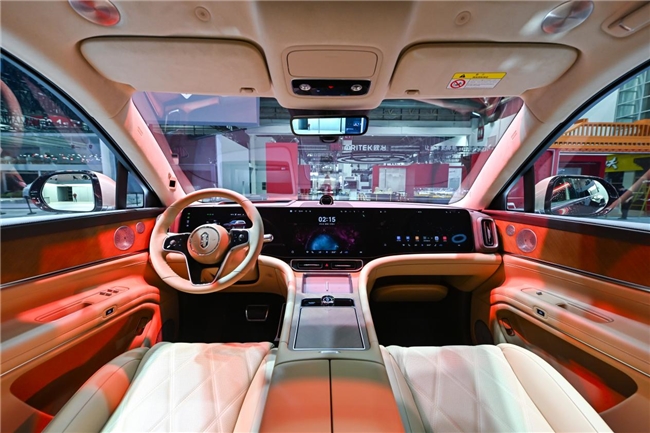 全新一代问界M9系列首秀亮相2026北京车展