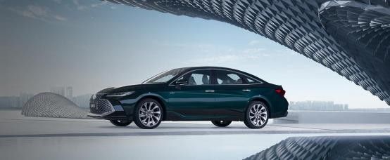 20 万左右的行政轿车 ，亚洲龙用 B+级尺寸定义“体面”