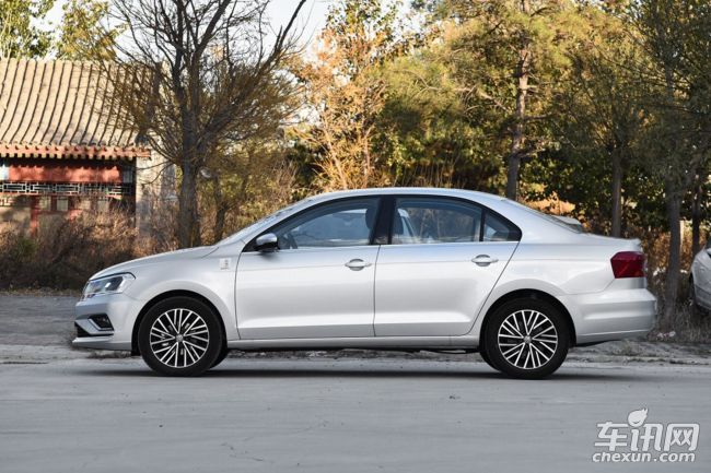 捷达最新价格变化表 车型 厂商指导价 (万元) 优惠金额 (万元) 裸车价