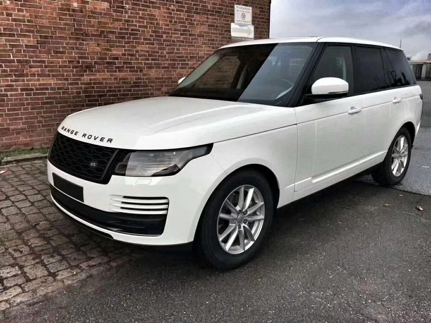 18款进口版路虎揽胜行政版现车到店配置及参数解析