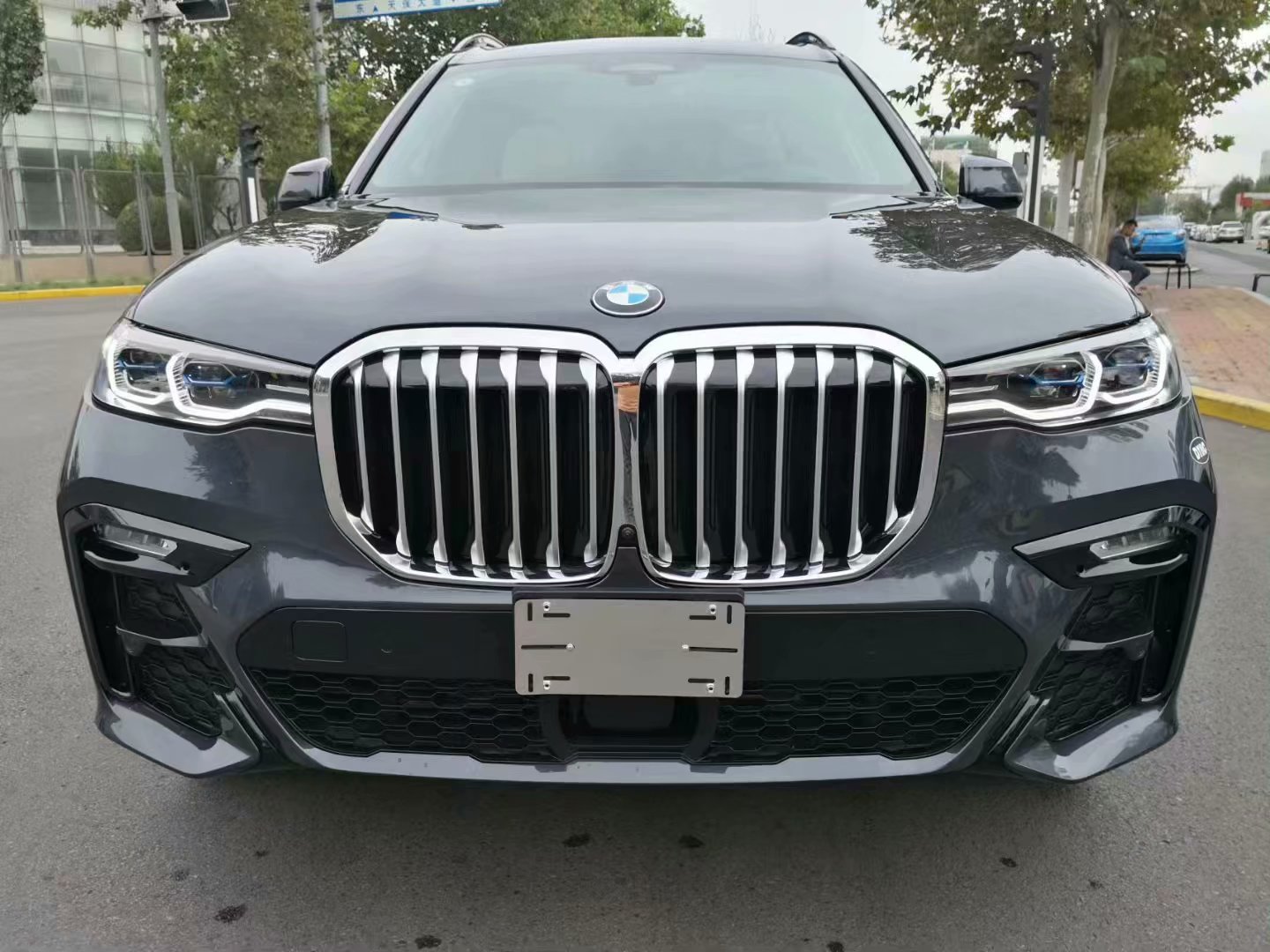 宝马x7全球首发限量版蓝白双拼内饰介绍