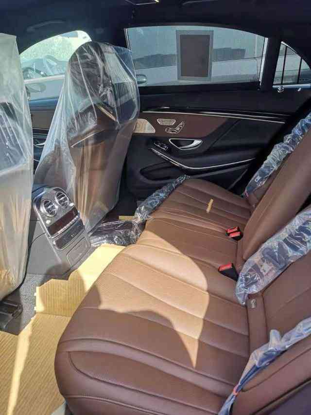 19款奔驰s450后排座椅可以进行加热,通风和背部角度调节,尤其是腿托