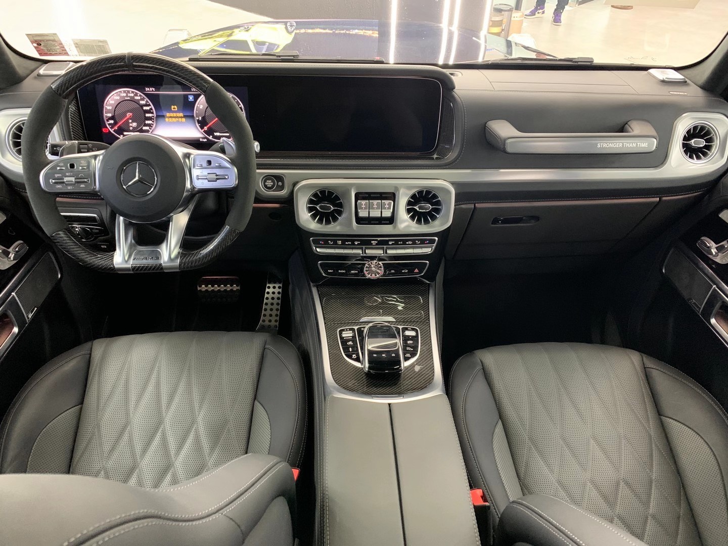 2021款奔驰g63经过全新改款内饰豪华气派,卓越的品质和精致的工艺在车