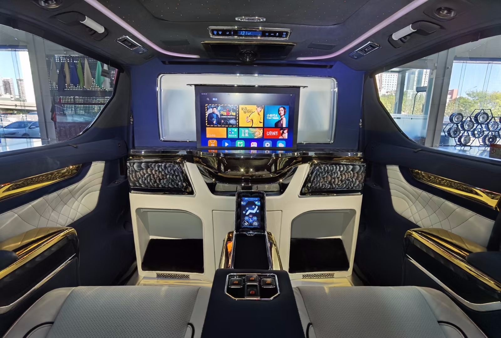 内饰,先进智控,触动万千气象.汇聚先进智慧,触动下一个传奇旅程.