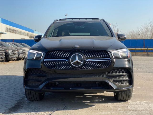 商联系】新车外观以汽油版本gle设计为基础,采用了奔驰最新的设计语言