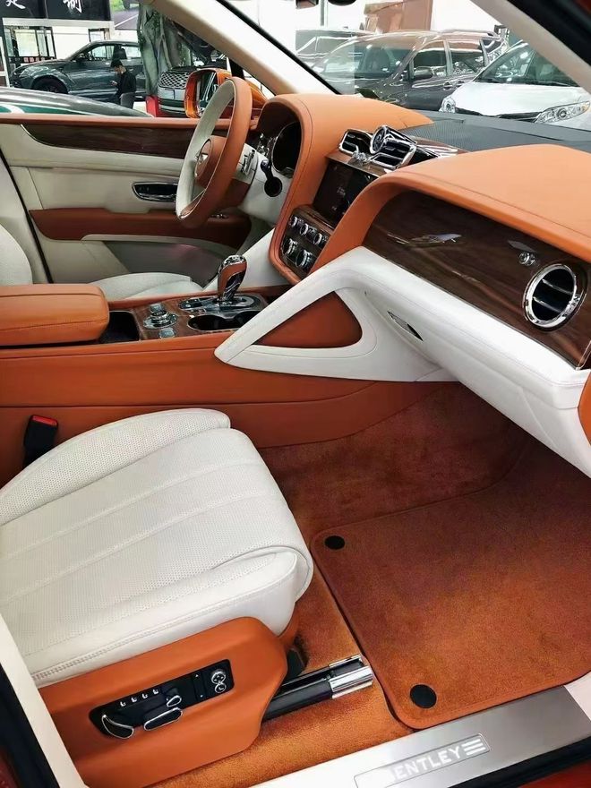 21款宾利添越提供一系列内饰工艺选项:装饰性对比色绗缝,手工十字缝线